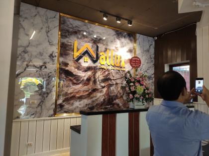 Nâng tầm không gian sống với tấm ốp tường vân đá tráng gương