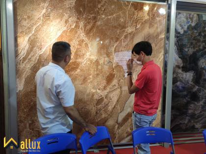 Tấm ốp tường PVC vân đá bóng gương Wallux – Ưu điểm vượt trội và báo giá